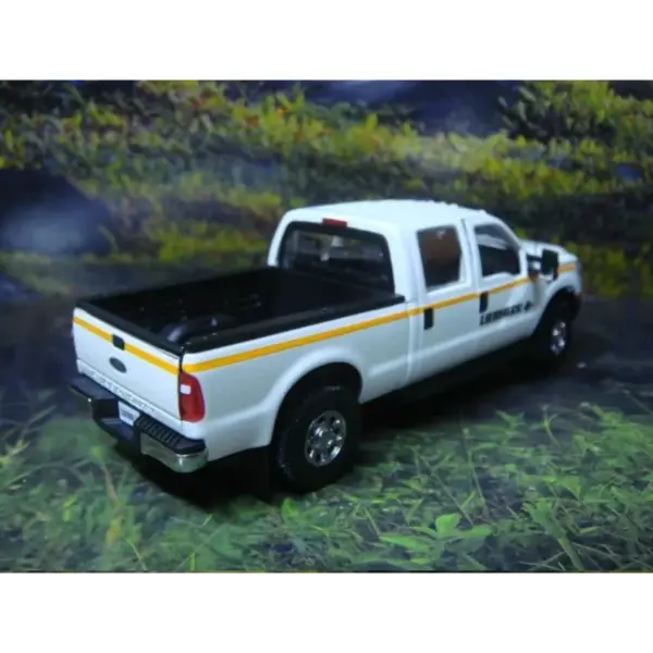 Ford F-250 2016 Diecast Model 1:50 Scale - Image 2