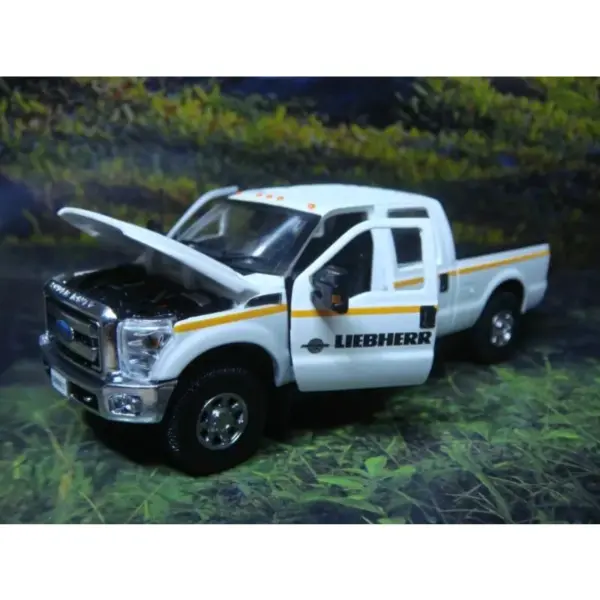 Ford F-250 2016 Diecast Model 1:50 Scale - Image 3