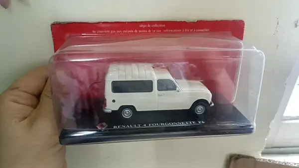 1:43 Scale Diecast Renault Van Model Collectible - Image 5