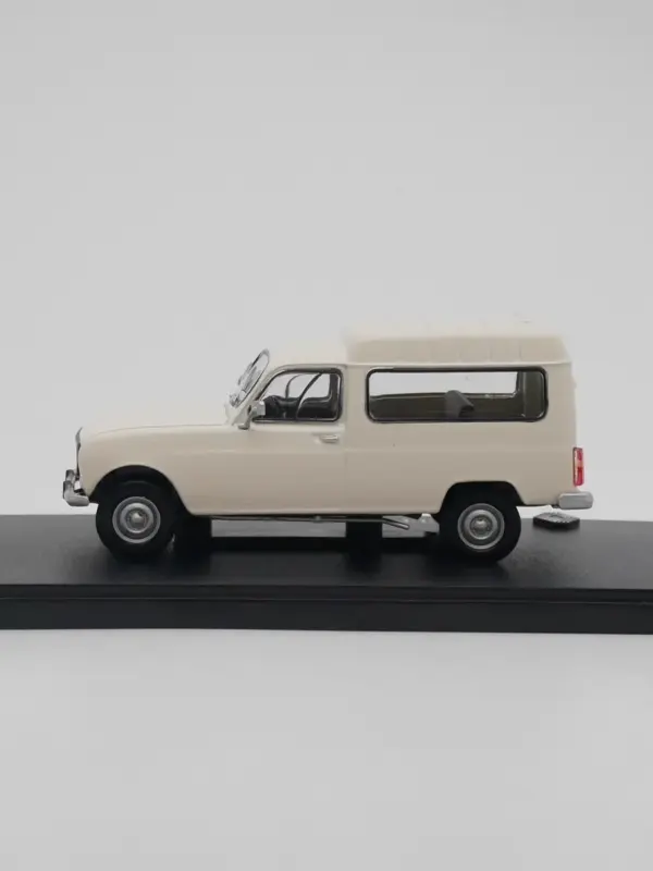 1:43 Scale Diecast Renault Van Model Collectible - Image 2