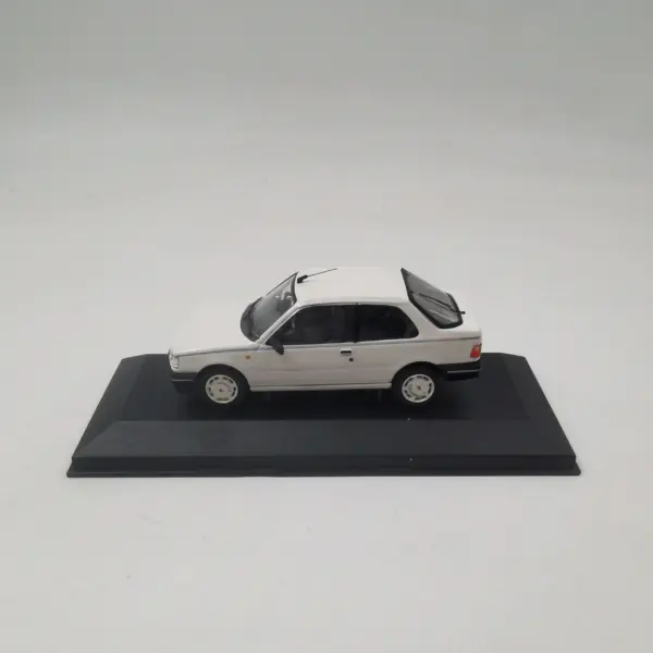 Diecast 1/43 Scale Alloy Car Model - Image 2